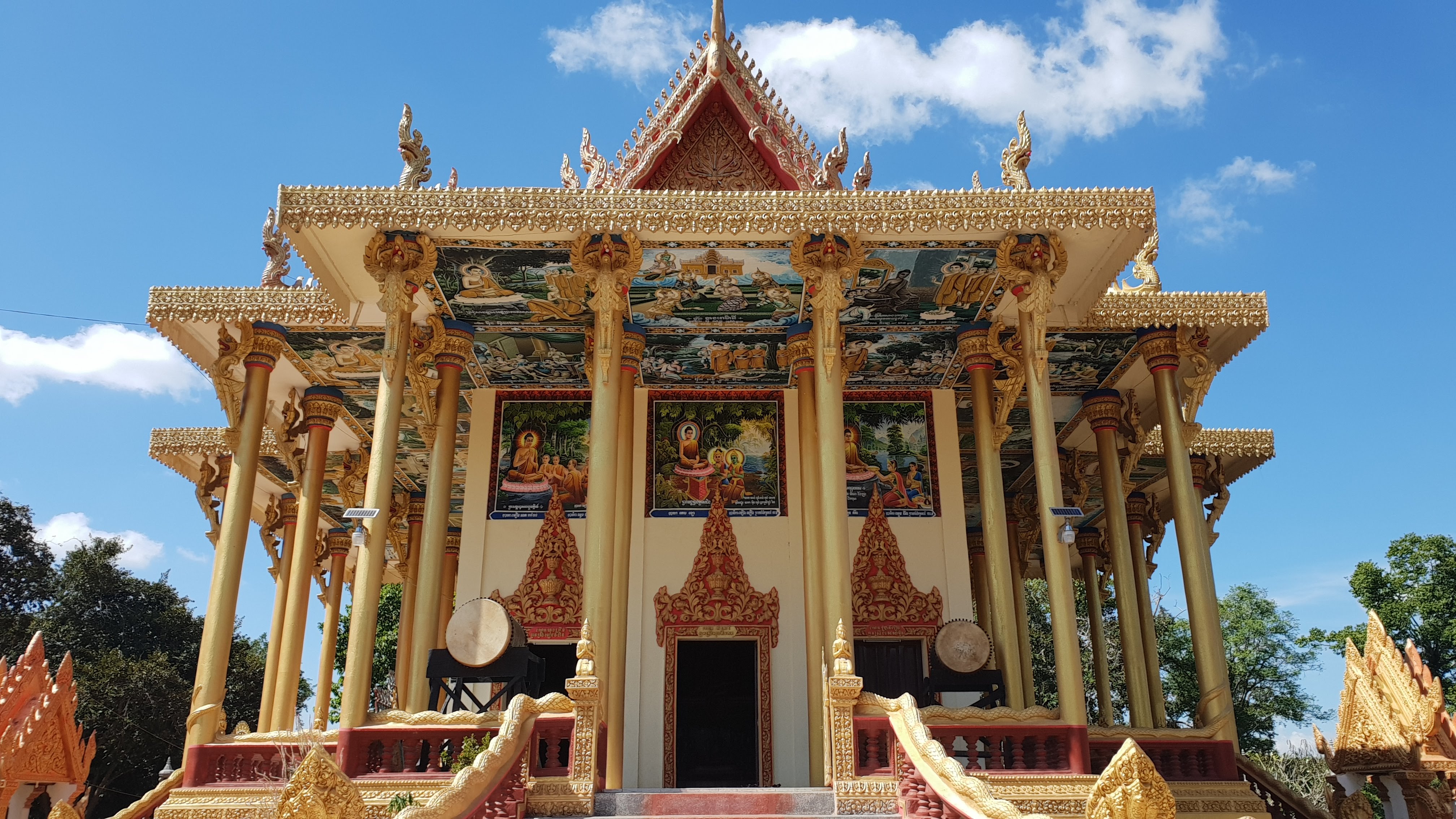Temple devant le Wat Phnom Ek battambang